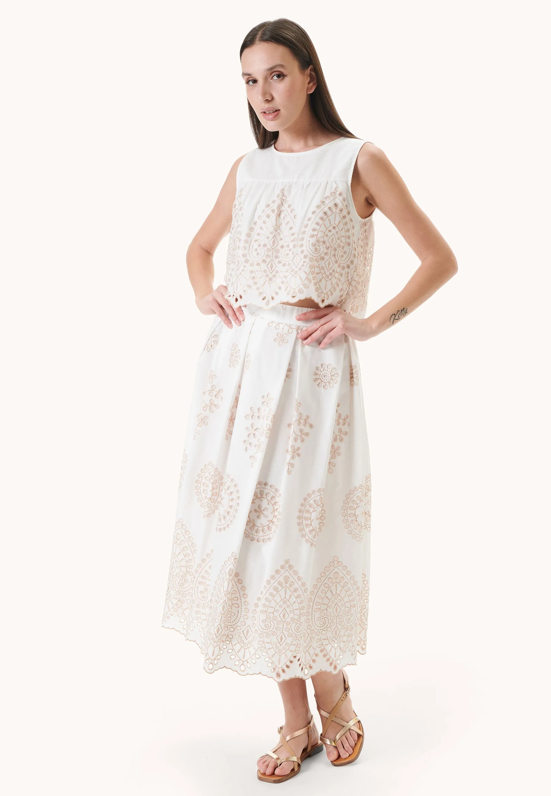 Blusa smanicata in sangallo